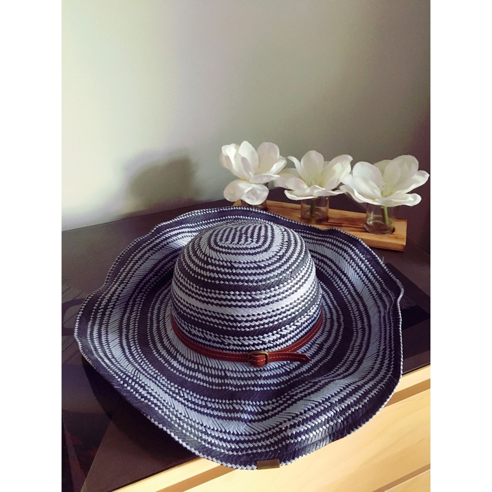 Wide Brim Floppy Hat ✨ NWOT